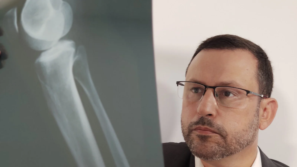 Dr. Pablo J. Rodríguez Monroy - Perito Médico Forense en Tenerife revisando informe pericial